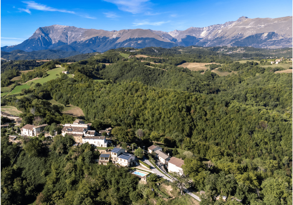 Agriturismo La Filomena, un borgo tra boschi e montagne La Filomena è un agriturismo situato in un piccolo borgo immerso tra i boschi e le montagne del Parco Nazionale dei Monti Sibillini.