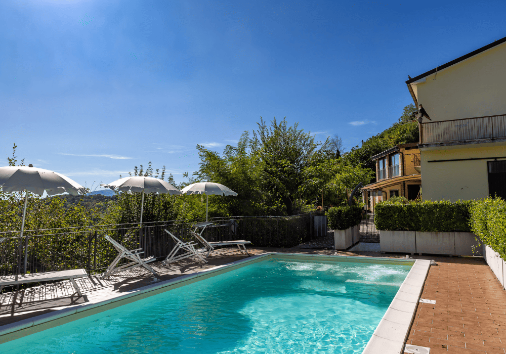 La Filomena è un agriturismo con piscina e ombrelloni per essere sempre riparati dal sole.