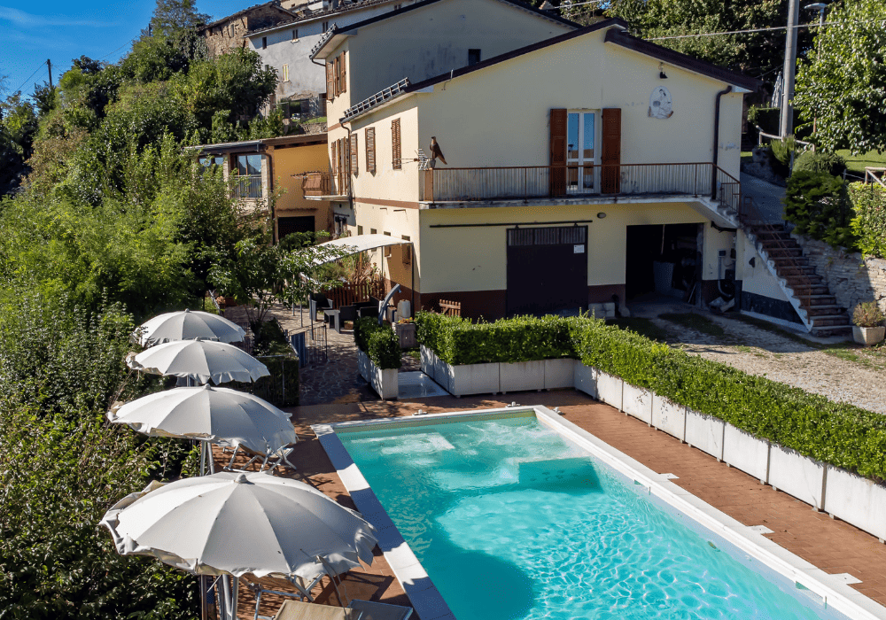 Piscina con vasca idromassaggio integrata per una coccola immersa nella natura del Parco Nazionale dei Monti Sibillini.
